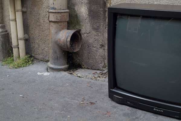 Un écran de télé abandonné sur un trottoir de Paris